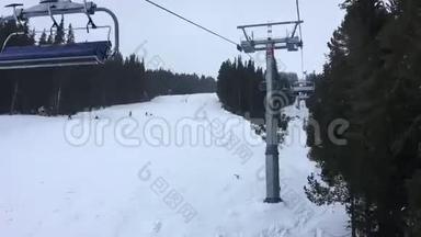 雪山上四人滑雪椅升降台的延时超断层视频剪辑